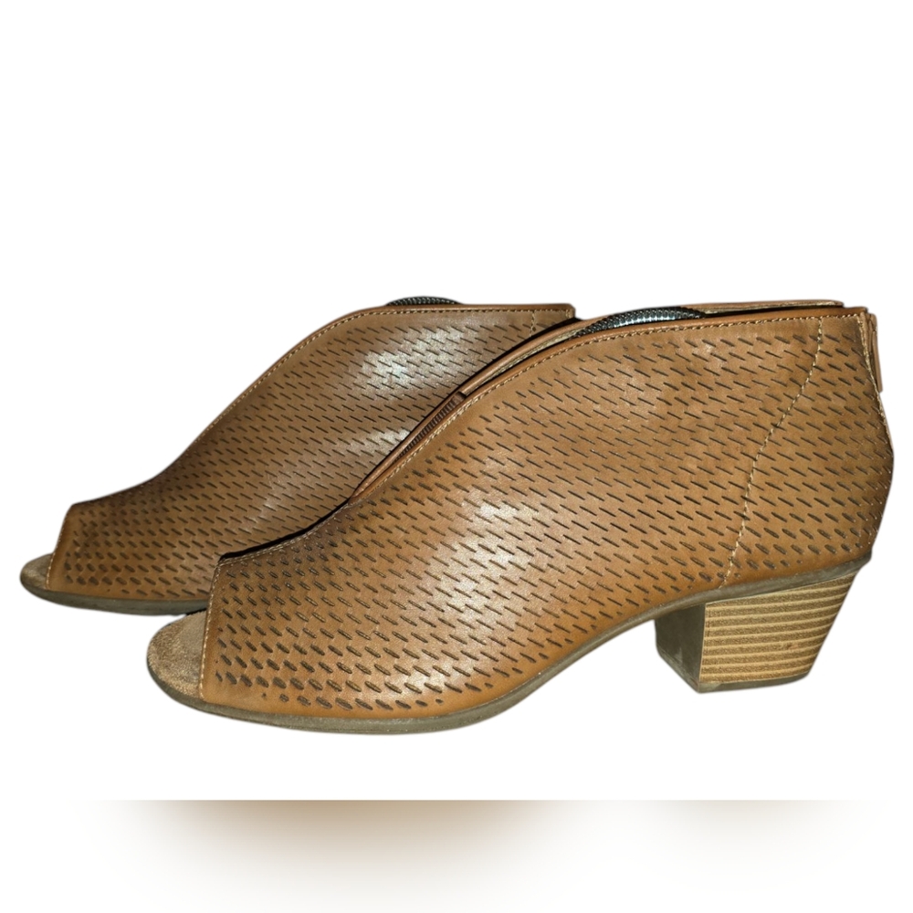 Earth Origins Carmen Perforated Bootie - Alpaca Leather (Immaculate condition)